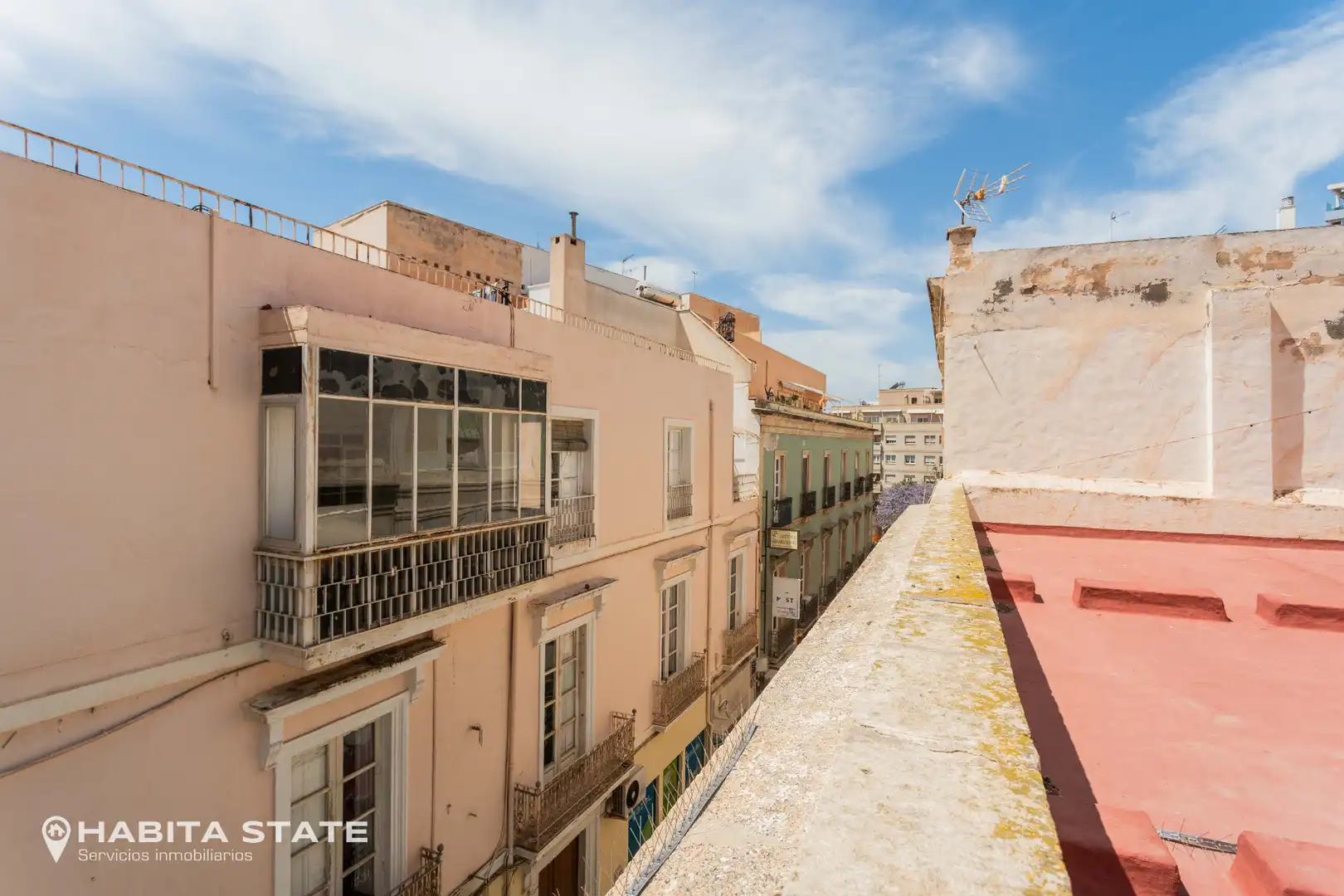 Vista exterior de Edifici en venda en Almería