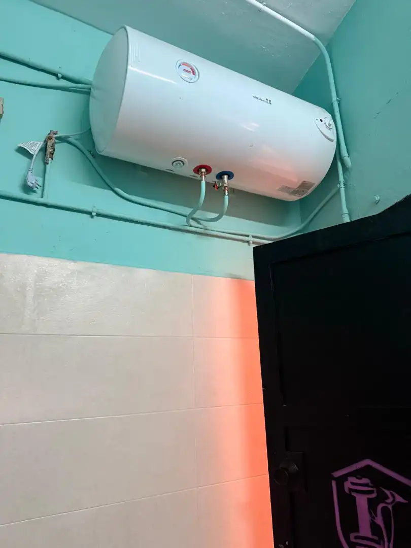 Badezimmer von Fabrikhallen zum Verkauf in Siero