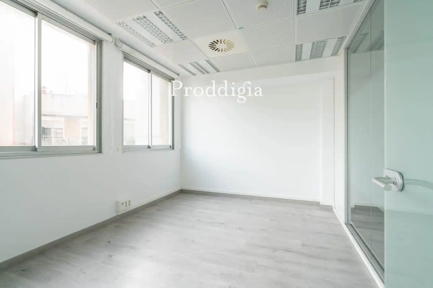Büro zur Miete in Barcelona mit Klimaanlage, Heizung und Alarm
