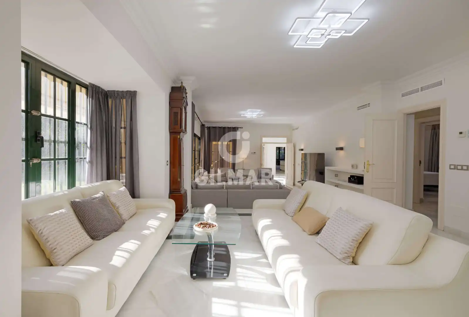 Sala de estar de Casa o chalet en venta en Estepona con Calefacción, Jardín privado y Piscina