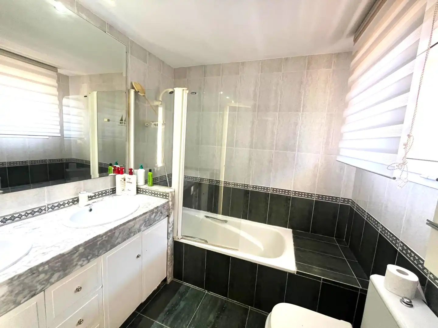 Baño de Casa adosada en venta en Castell d'Aro, Platja d'Aro i s'Agaró con Jardín privado, Terraza y Amueblado