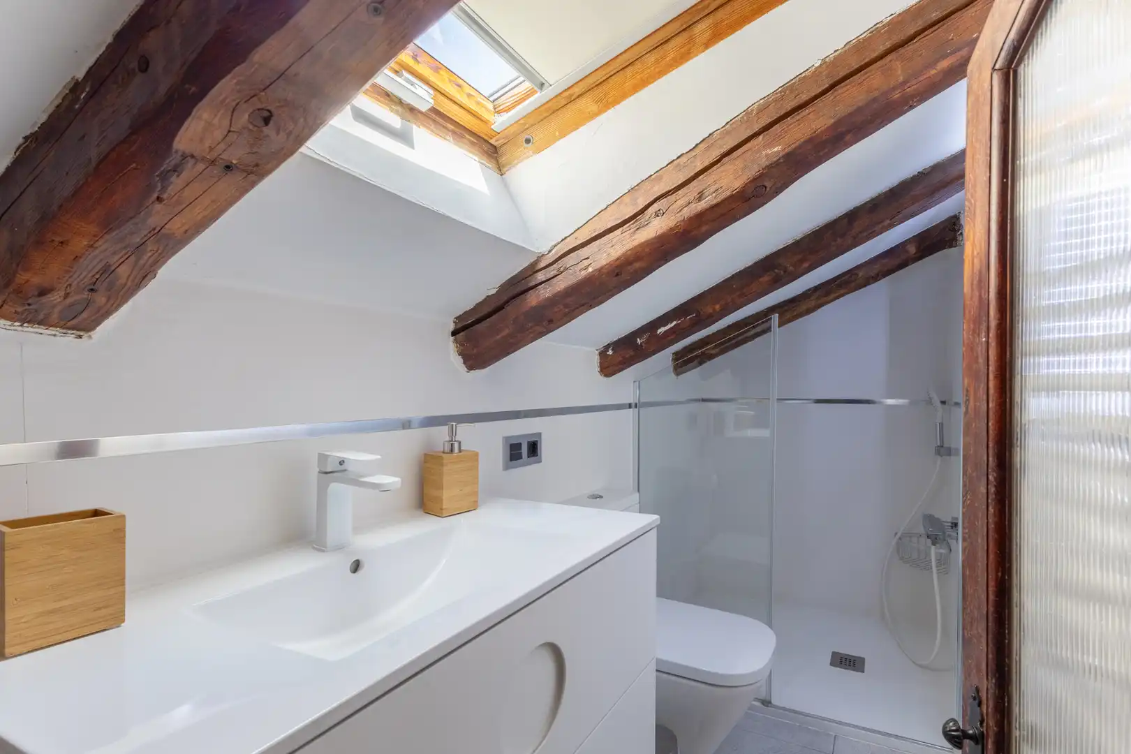 Baño de Ático de alquiler en Madrid con Aire acondicionado, Calefacción y Parquet