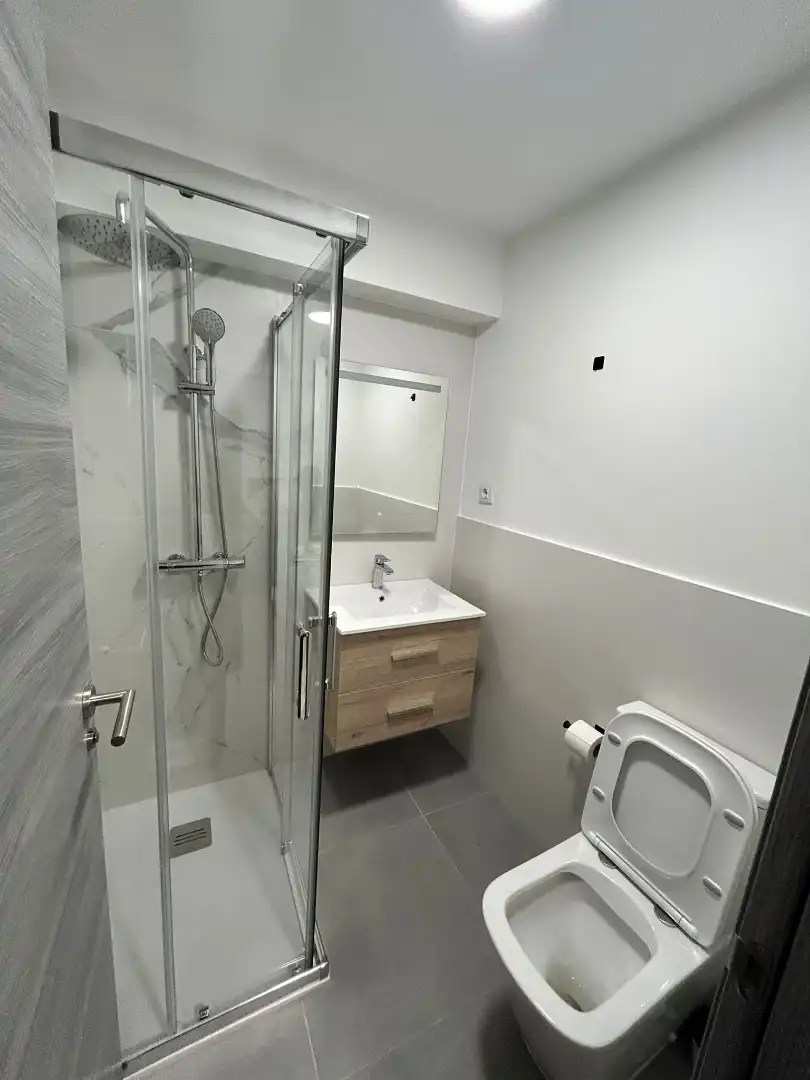 Bathroom of Flat for share in Vigo   with Heating, Terrace and Furnished