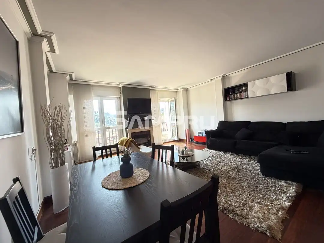 Wohnzimmer von Dachboden zum Verkauf in Arrasate / Mondragón mit Heizung und Balkon