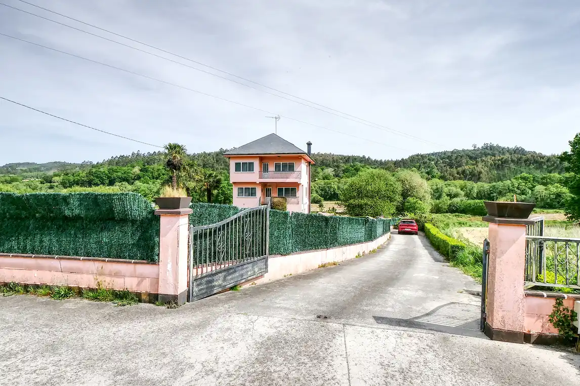 Vista exterior de Casa o chalet en venta en A Laracha   con Calefacción, Jardín privado y Trastero