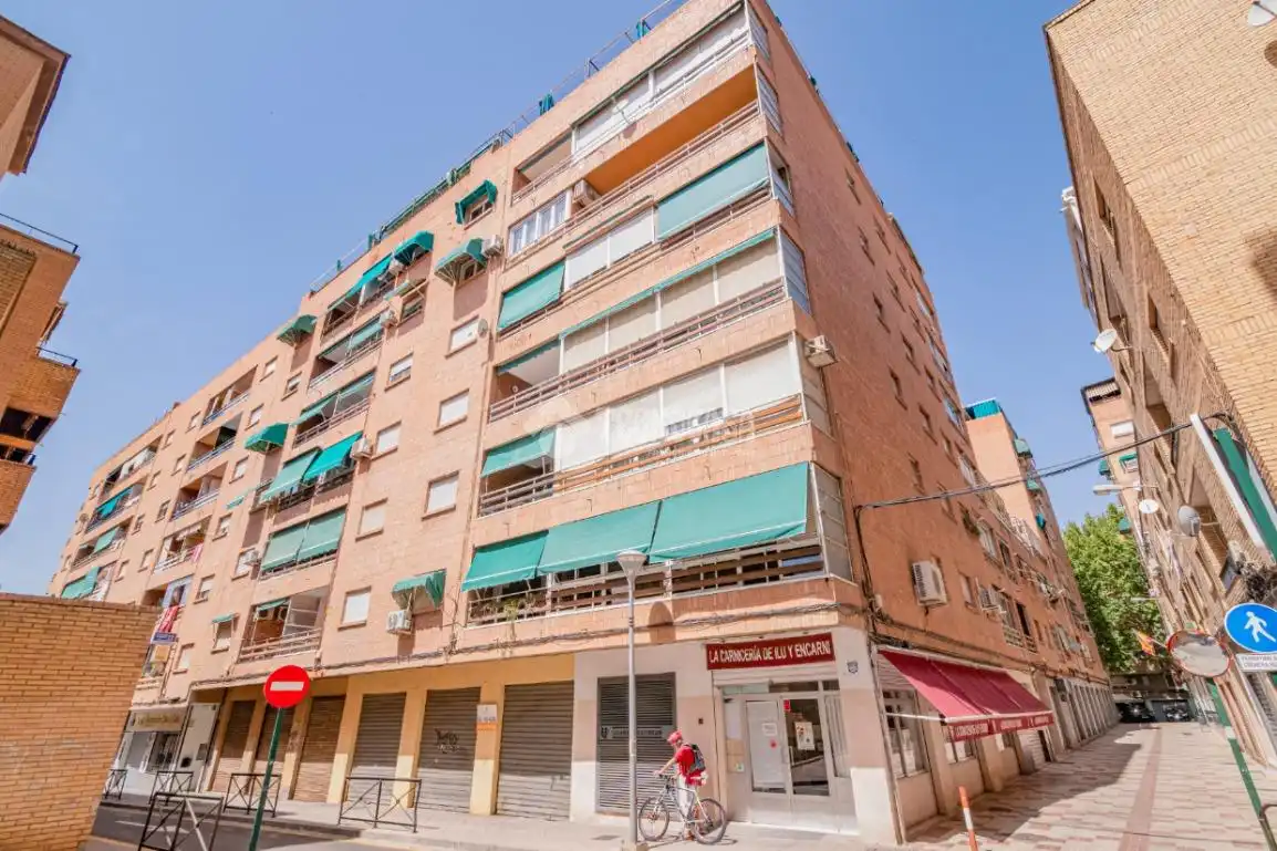 Vista exterior de Piso en venta en Granada con Calefacción y Balcón