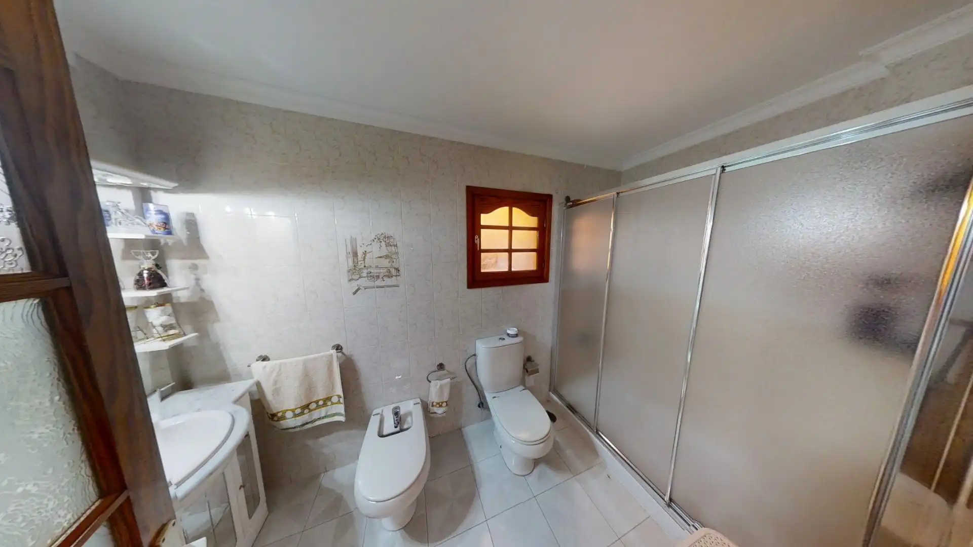 Bathroom of Houses for sale in Telde  with Air Conditioner, Heating and Storage room