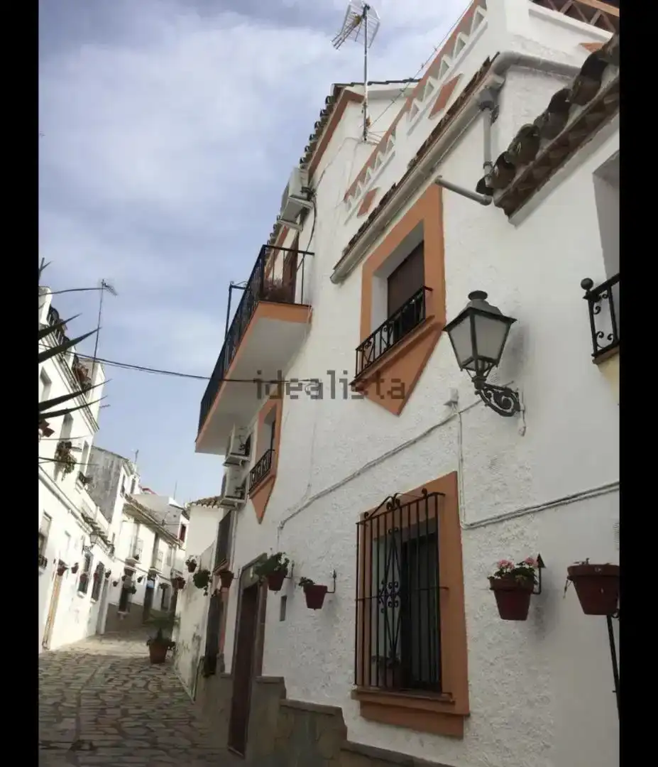 Außenansicht von Einfamilien-Reihenhaus zum Verkauf in Estepona mit Klimaanlage und Balkon