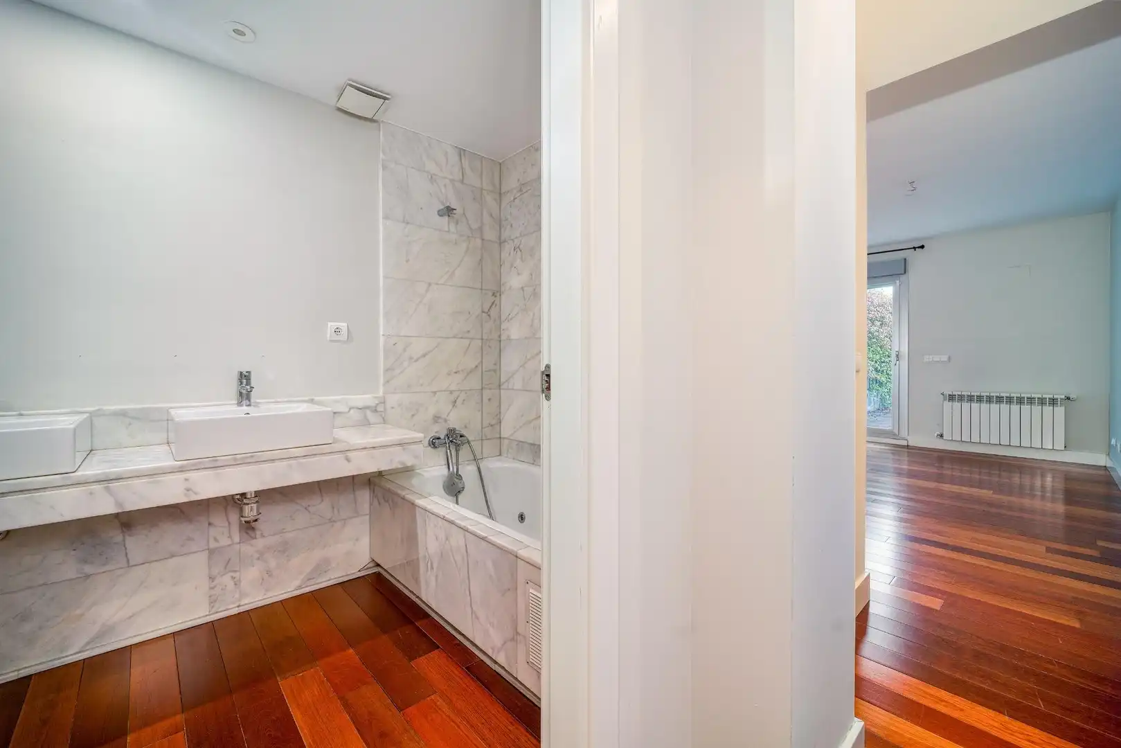 Baño de Planta baja de alquiler en Majadahonda con Aire acondicionado, Calefacción y Jardín privado