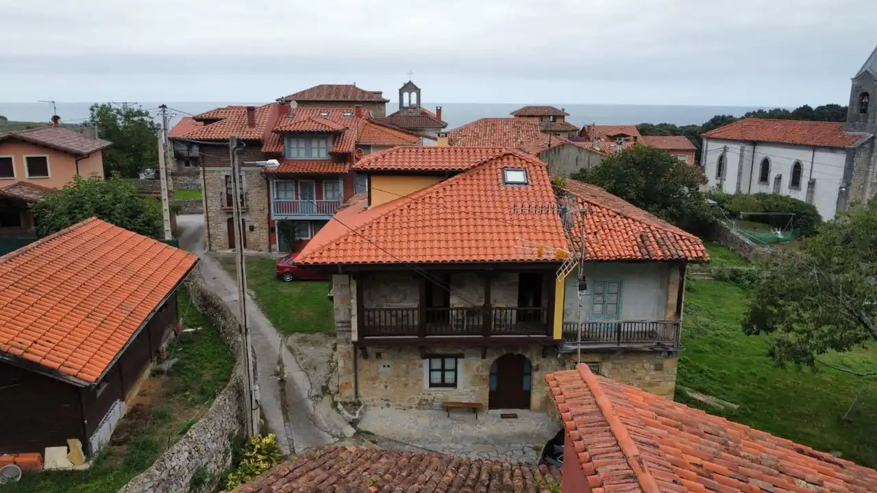Vista exterior de Casa o xalet en venda en Llanes amb Calefacció