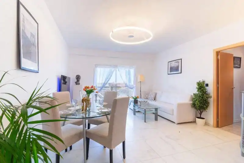 Flat with terrace to rent in Plaza de Honduras