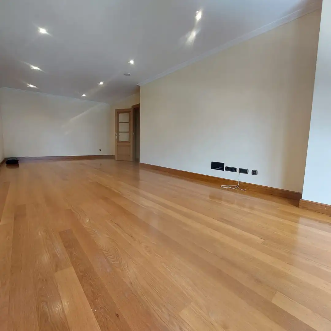 Wohnzimmer von Wohnung zur Miete in Vigo  mit Heizung, Parkett und Abstellraum