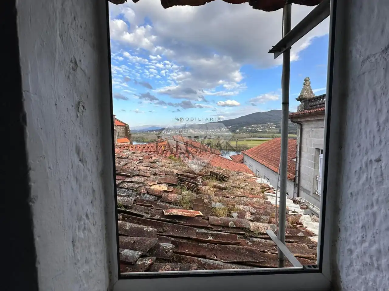 Außenansicht von Maisonette zum Verkauf in Tui mit Balkon