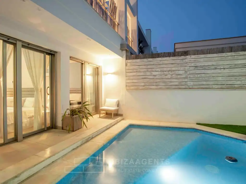 Piscina de Dúplex en venta en Eivissa con Aire acondicionado, Jardín privado y Terraza