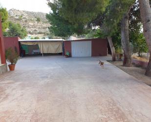 Vista exterior de Casa o xalet de lloguer en Petrer amb Jardí privat, Terrassa i Piscina