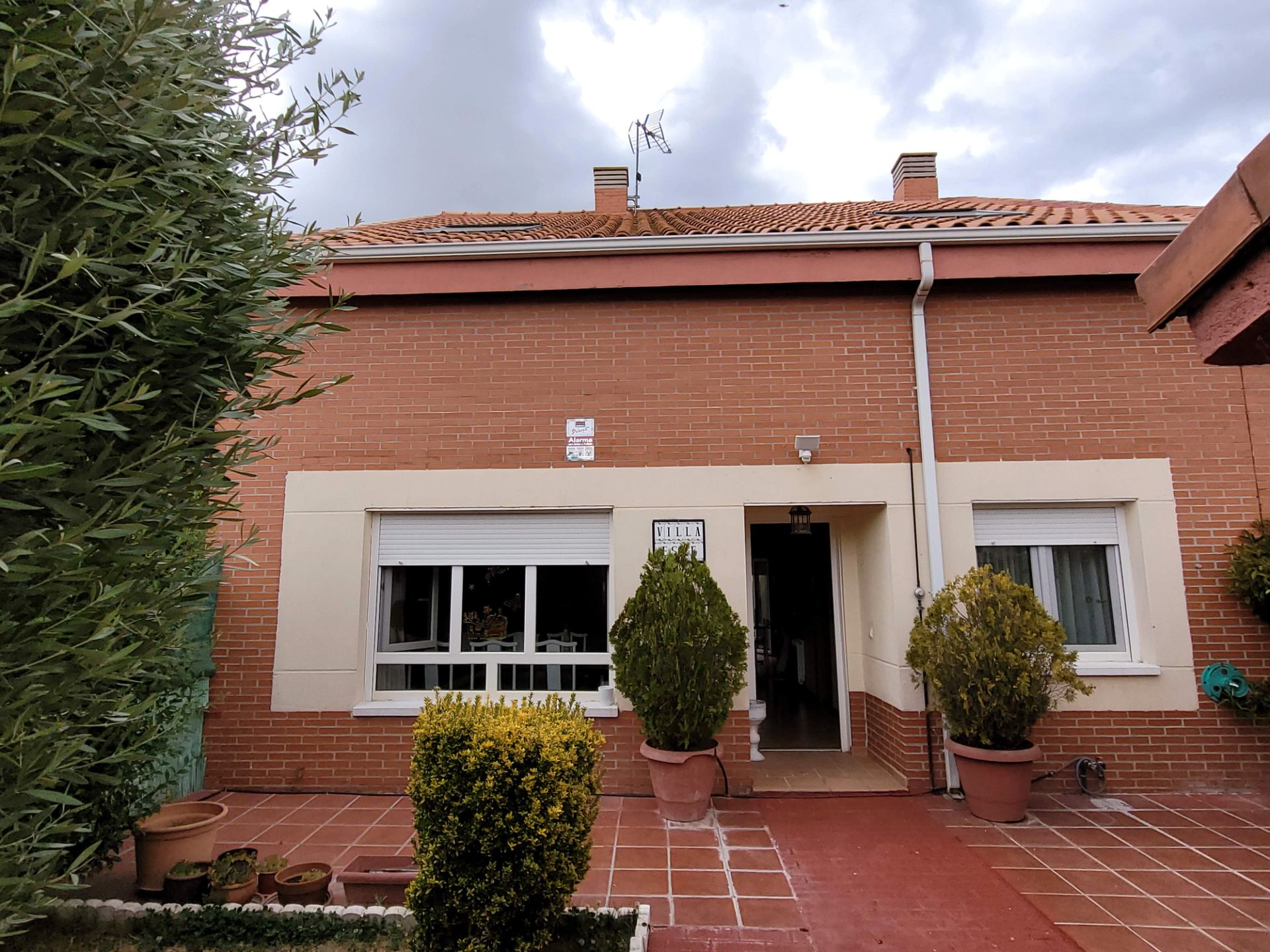 Vista exterior de Casa o xalet en venda en Villaverde de Medina amb Calefacció, Jardí privat i Parquet