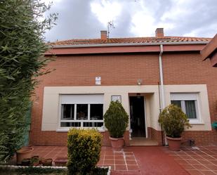 Vista exterior de Casa o xalet en venda en Villaverde de Medina amb Calefacció, Jardí privat i Parquet