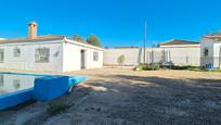 Vista exterior de Casa o xalet en venda en La Rinconada amb Aire condicionat, Jardí privat i Piscina