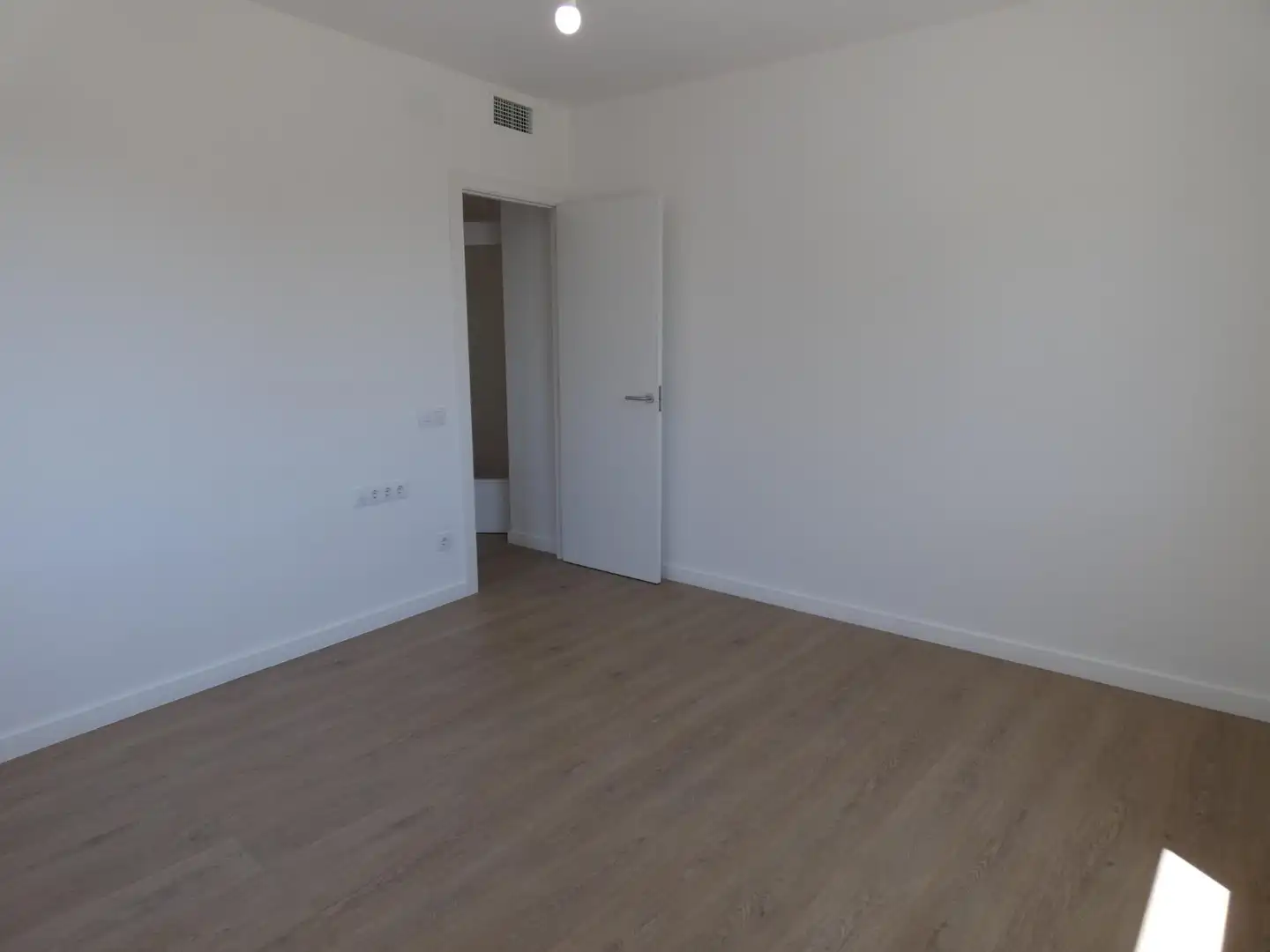 Schlafzimmer von Dachboden zur Miete in Barcelona mit Parkett