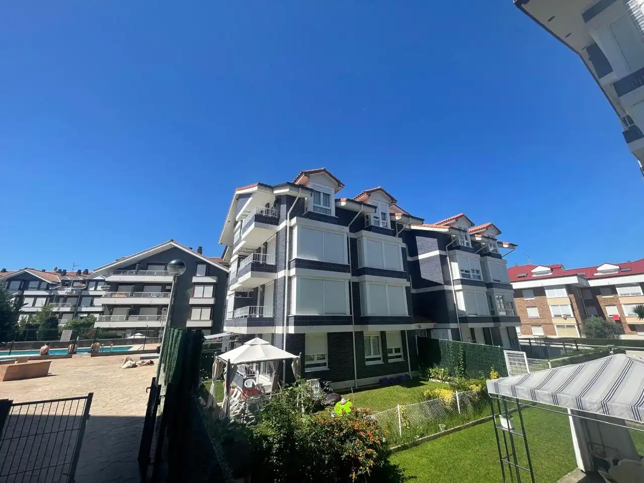 Vista exterior de Pis en venda en Noja amb Calefacció, Terrassa i Piscina comunitària