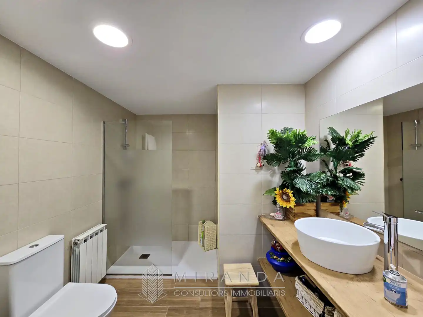 Baño de Casa adosada de alquiler con opción a compra en Breda con Aire acondicionado, Calefacción y Parquet