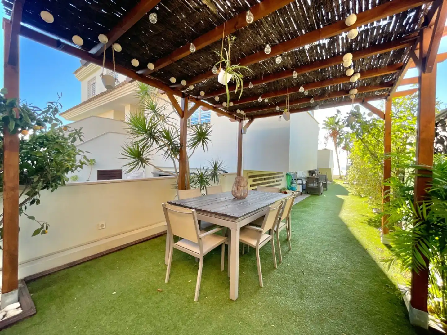 Terrasse von Einfamilien-Reihenhaus zum Verkauf in Málaga mit Klimaanlage, Heizung und Privatgarten