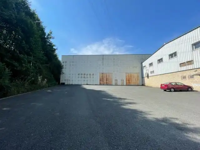 Außenansicht von Fabrikhallen zur Miete in Urnieta