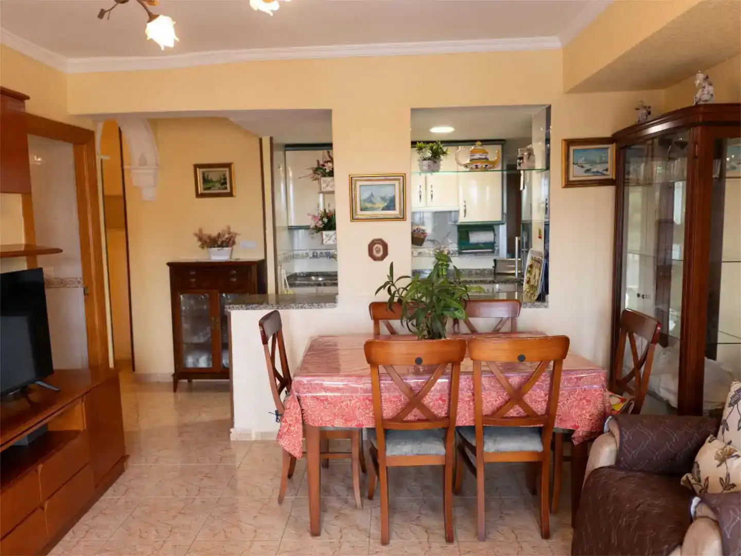 Menjador de Apartament de lloguer en Almuñécar amb Piscina i Moblat