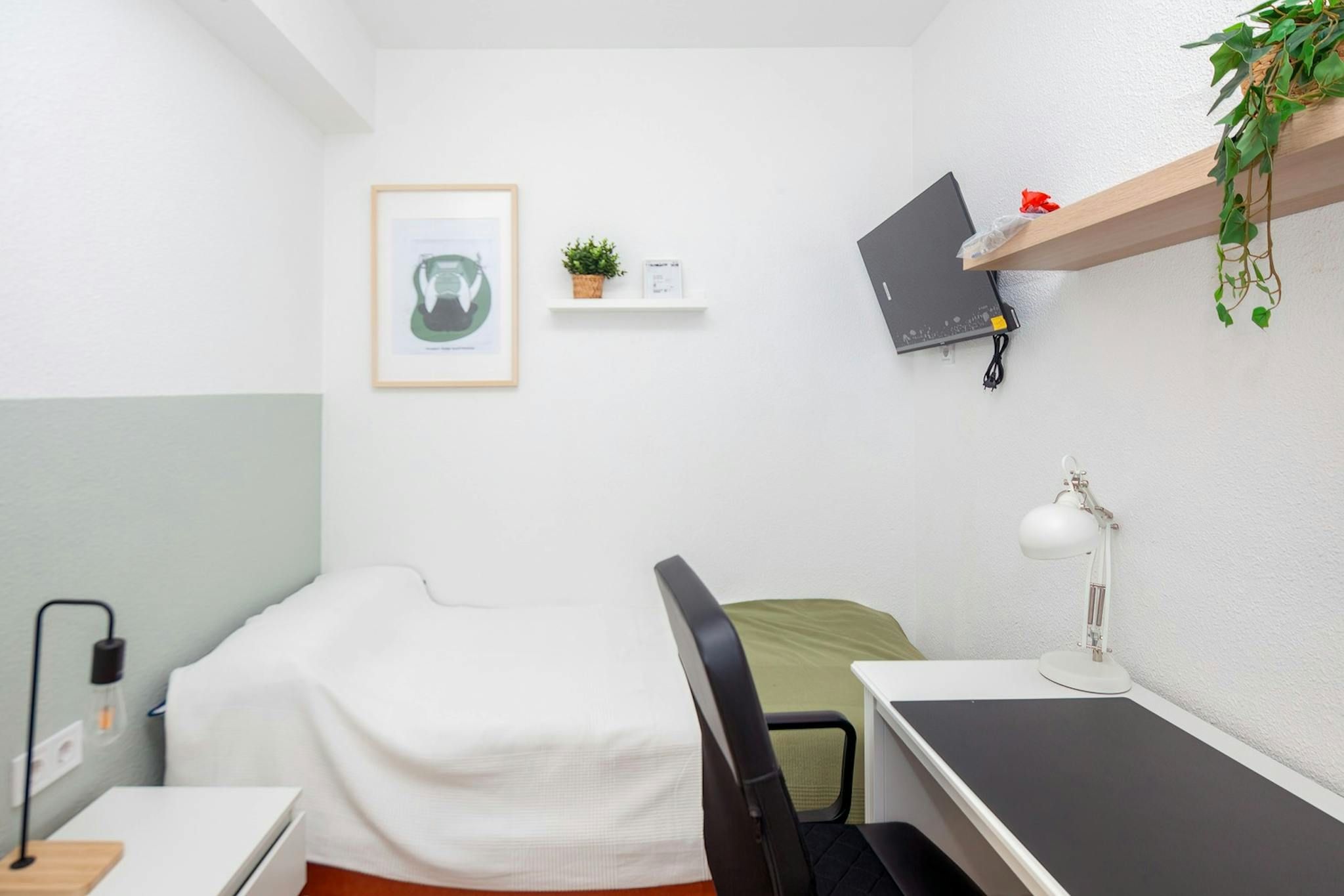 Bedroom of Flat to share in  Valencia Capital  with Furnished, Washing machine and TV