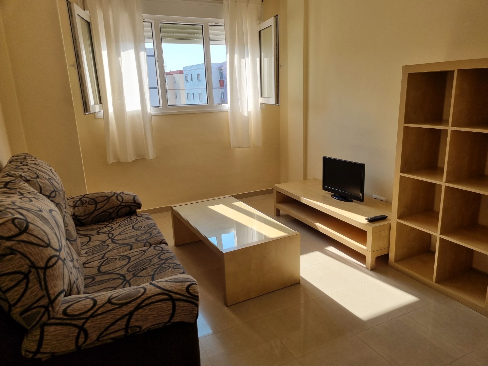 Sala d'estar de Pis de lloguer en La Línea de la Concepción amb Moblat, Forn i Rentadora