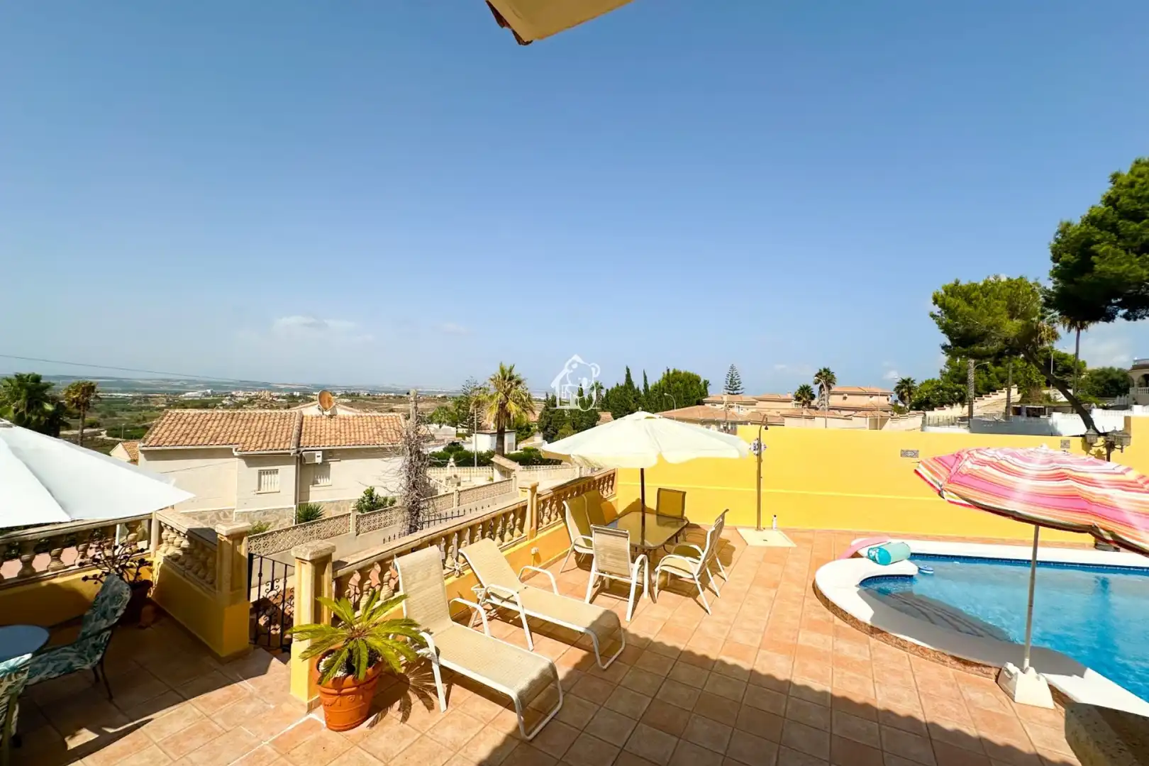 Terrassa de Finca rústica de lloguer en San Miguel de Salinas amb Aire condicionat, Jardí privat i Terrassa