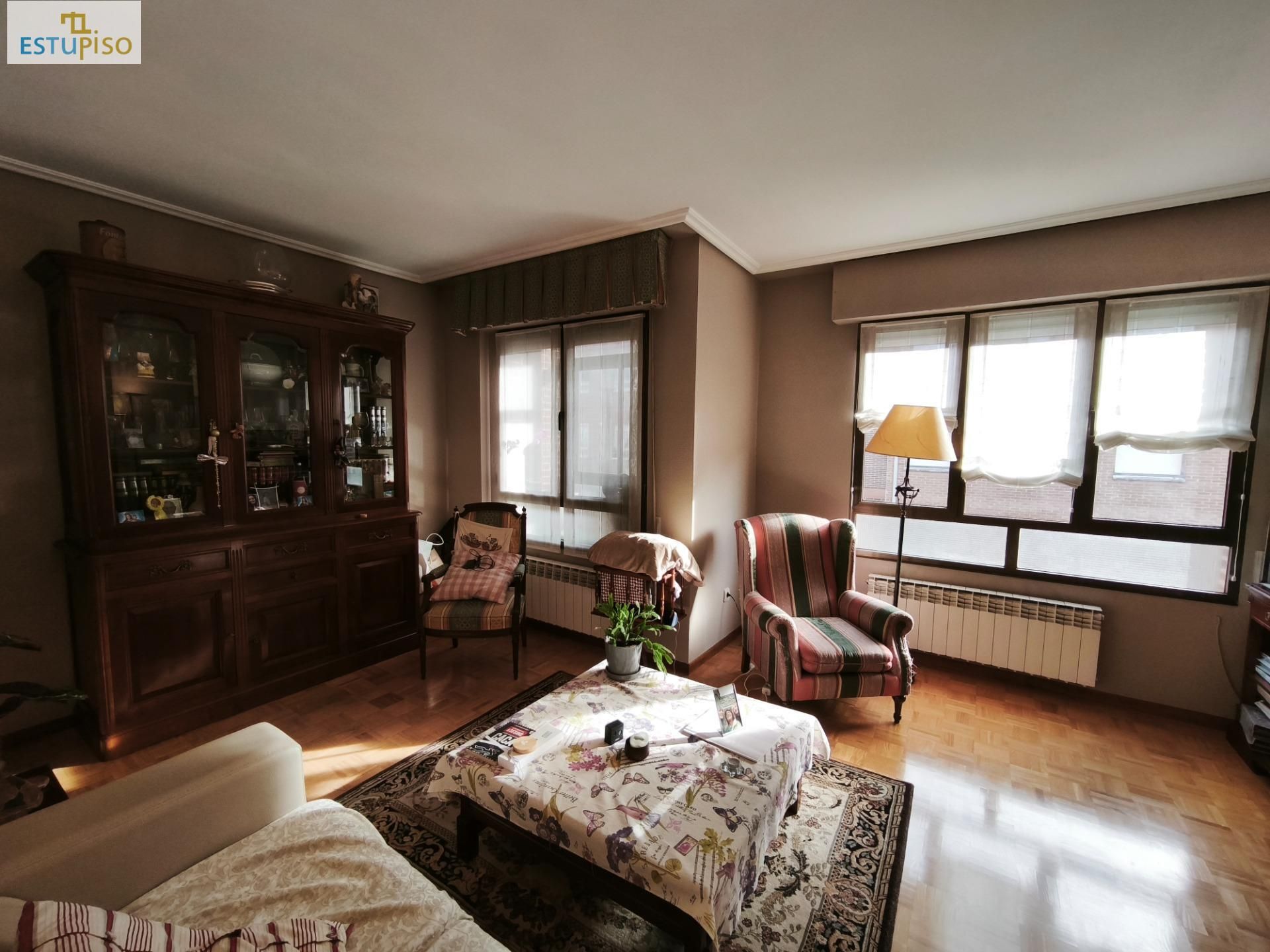 Sala d'estar de Pis en venda en Vitoria - Gasteiz amb Calefacció, Parquet i Terrassa