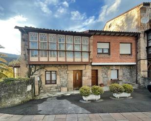 Vista exterior de Casa adosada en venda en Bárcena de Pie de Concha amb Calefacció