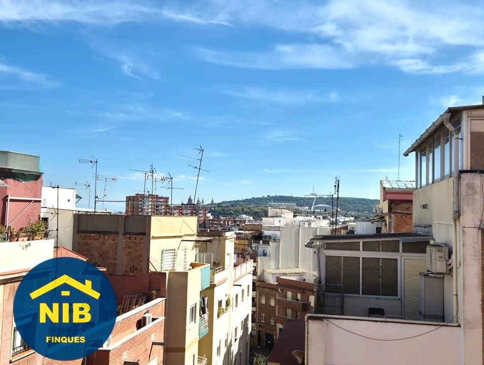 Vista exterior de Ático en venta en L'Hospitalet de Llobregat con Terraza y Horno