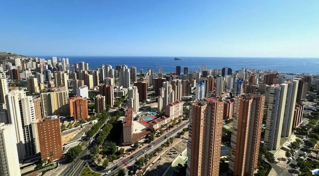 Vista exterior de Àtic en venda en Benidorm amb Aire condicionat, Traster i Moblat