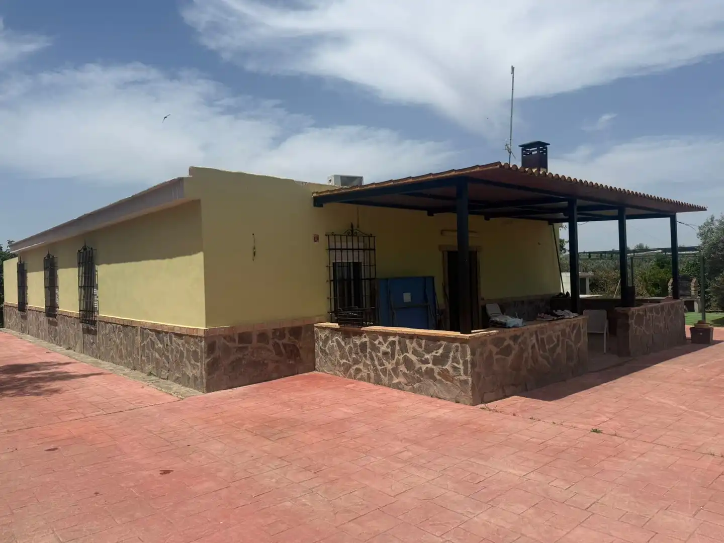 Außenansicht von Country house zum Verkauf in Utrera mit Privatgarten, Terrasse und Schwimmbad
