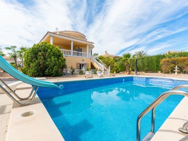 House with pool for sale in Calle Limonita 5