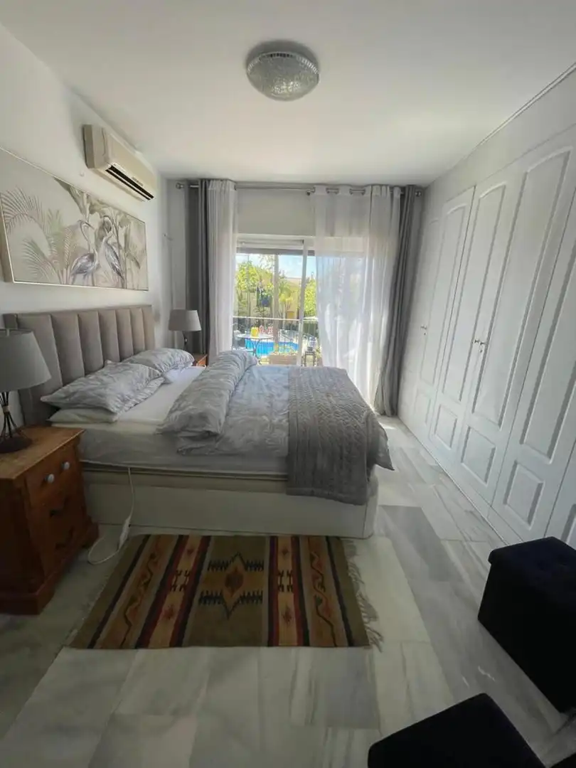 Dormitori de Casa adosada de lloguer en Marbella amb Aire condicionat, Jardí privat i Terrassa