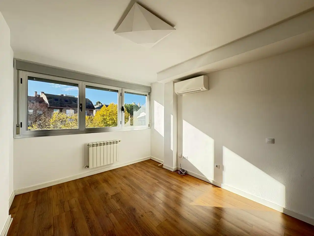 Habitación de Dúplex de alquiler en Pozuelo de Alarcón con Calefacción y Trastero