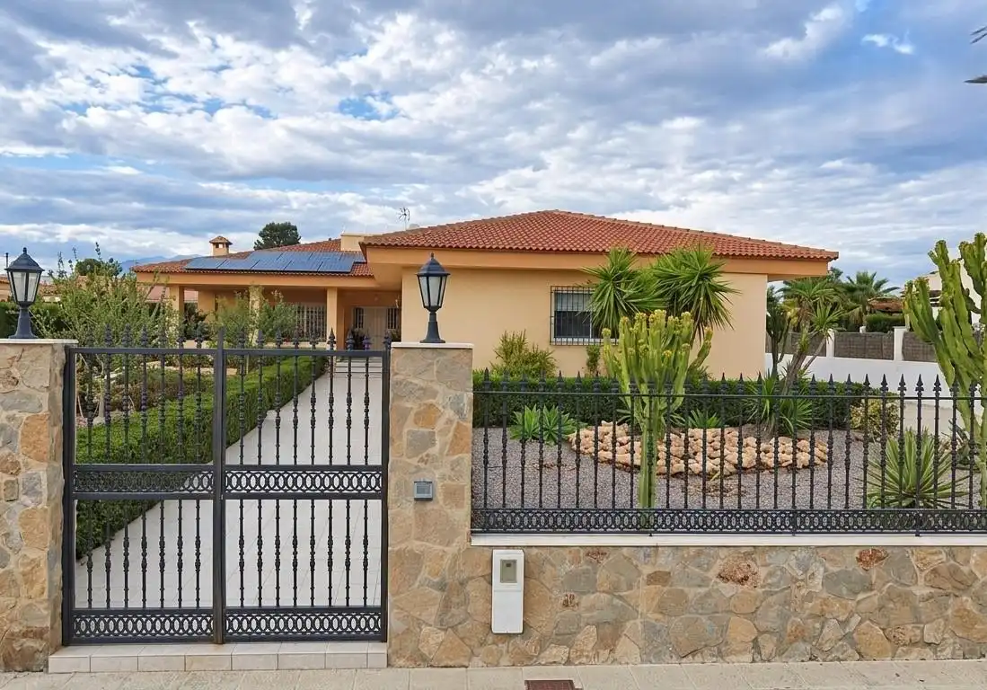 Chalet con piscina en venta en Centro