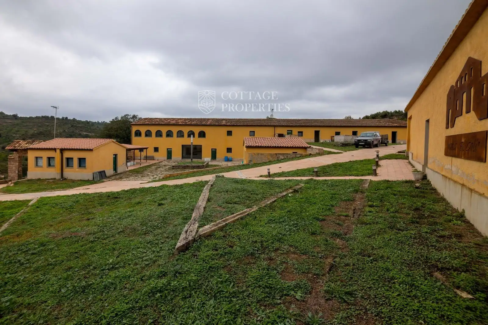 Vista exterior de Finca rústica en venda en Sant Llorenç Savall amb Calefacció i Piscina