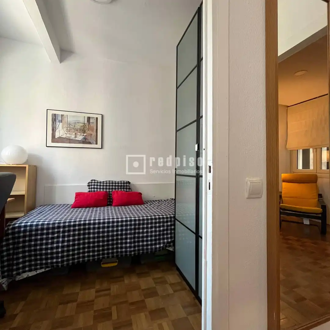 Schlafzimmer von Wohnung zur Miete in Madrid mit Heizung, Privatgarten und Parkett