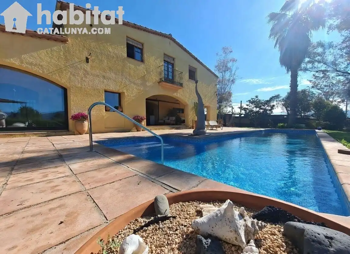 Vista exterior de Casa o chalet en venta en Sant Esteve Sesrovires con Aire acondicionado, Calefacción y Jardín privado