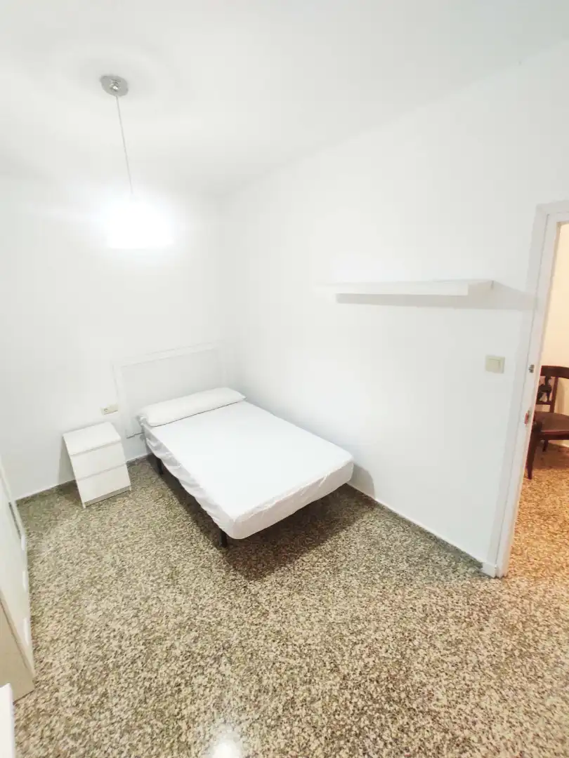 Bedroom of Flat for share in Granada  with Furnished, Washing machine and Microwave