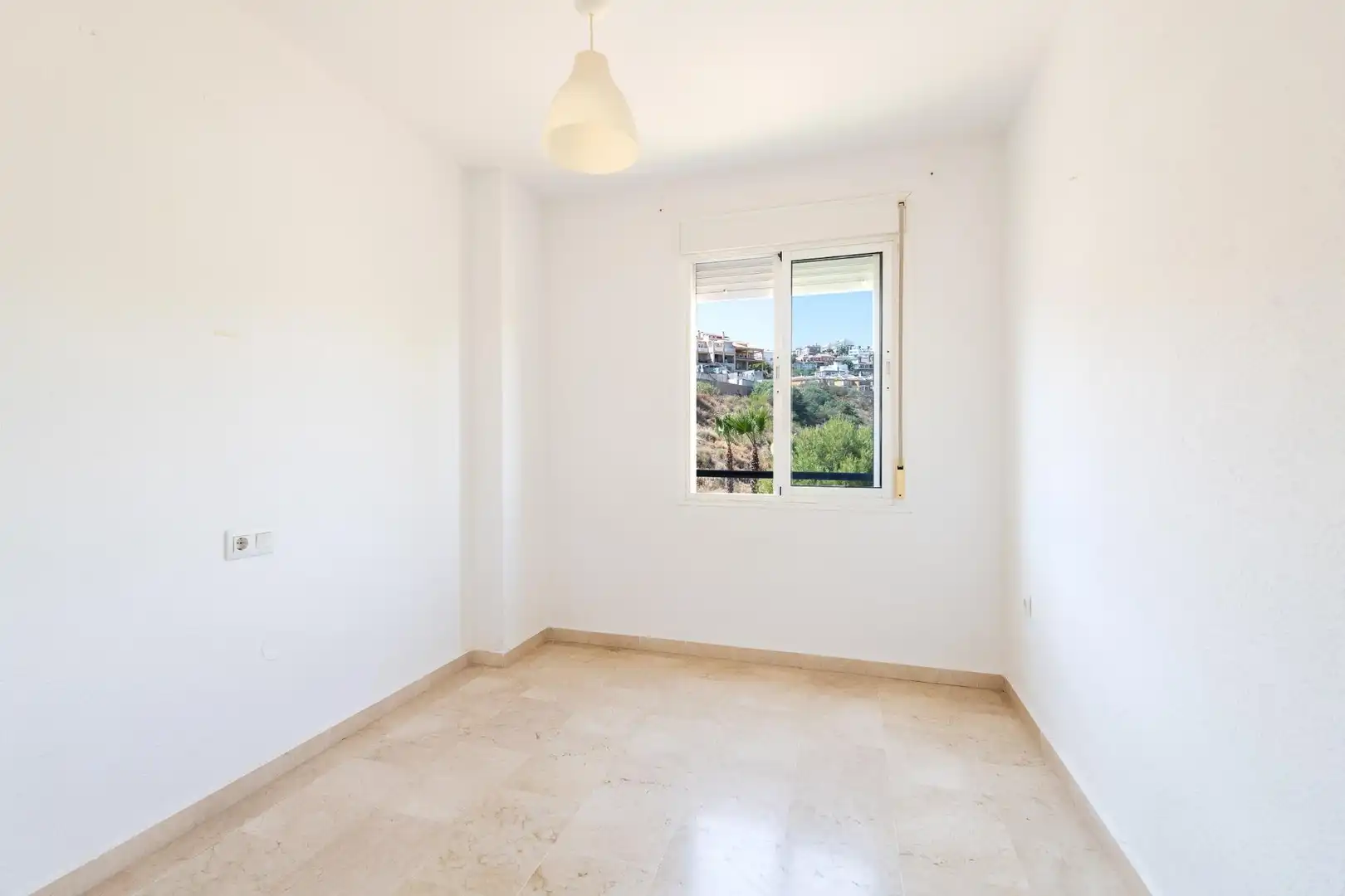 Habitación de Piso en venta en Málaga con Aire acondicionado, Terraza y Piscina comunitaria