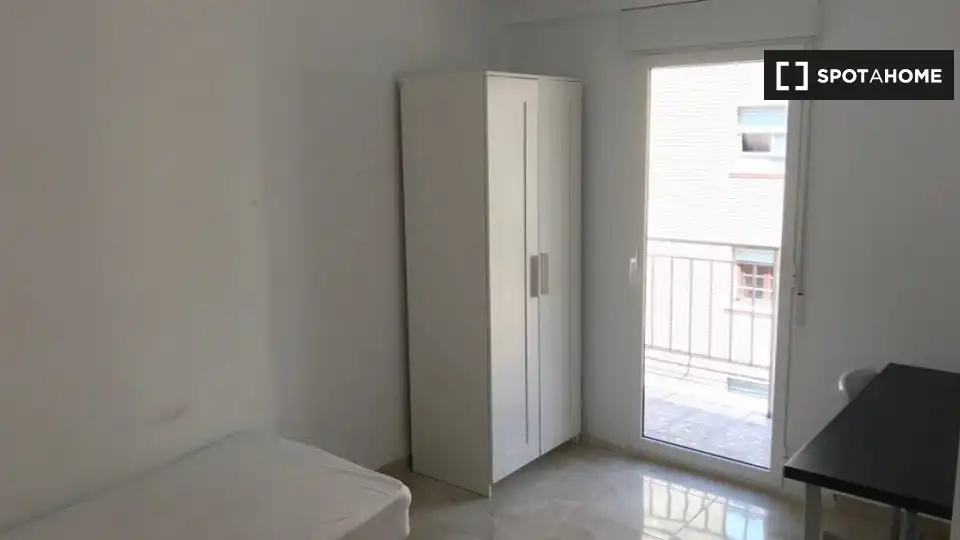 Bedroom of Flat for share in Valencia  with Air Conditioner, Heating and Furnished