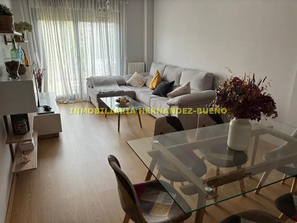 Sala d'estar de Pis en venda en Salamanca Capital amb Calefacció, Traster i Balcó