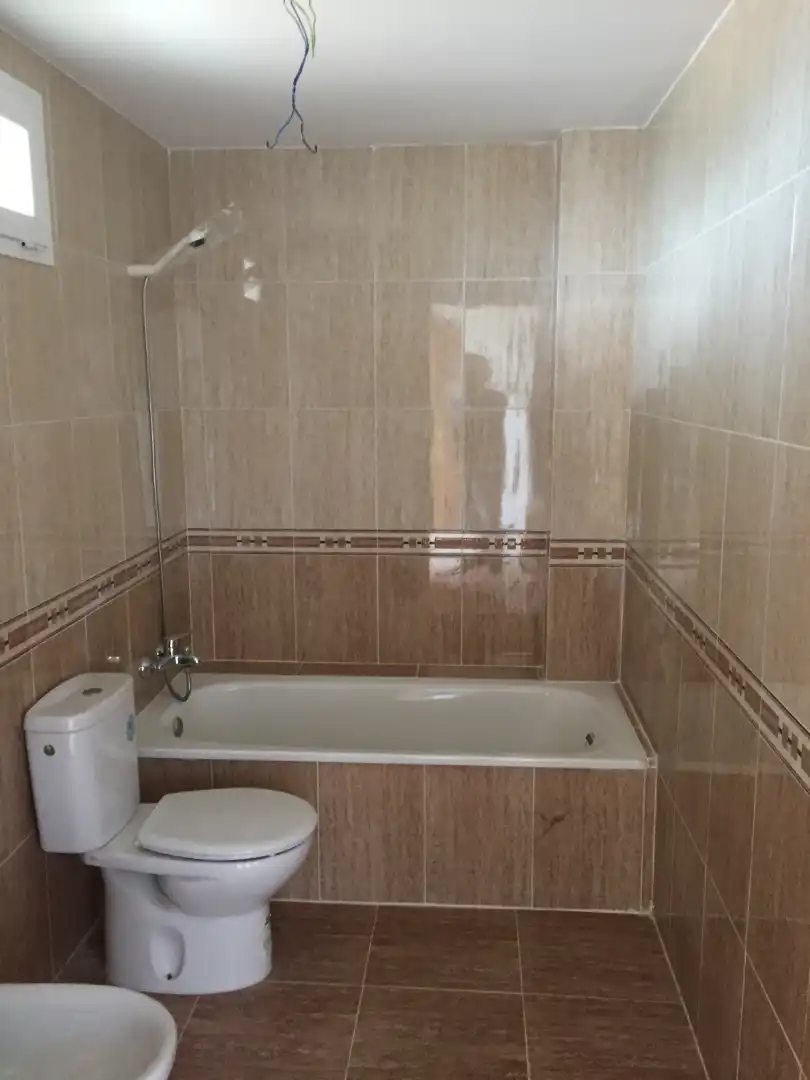 Badezimmer von Wohnungen zum Verkauf in Fuente Vaqueros mit Ofen und Waschmaschine