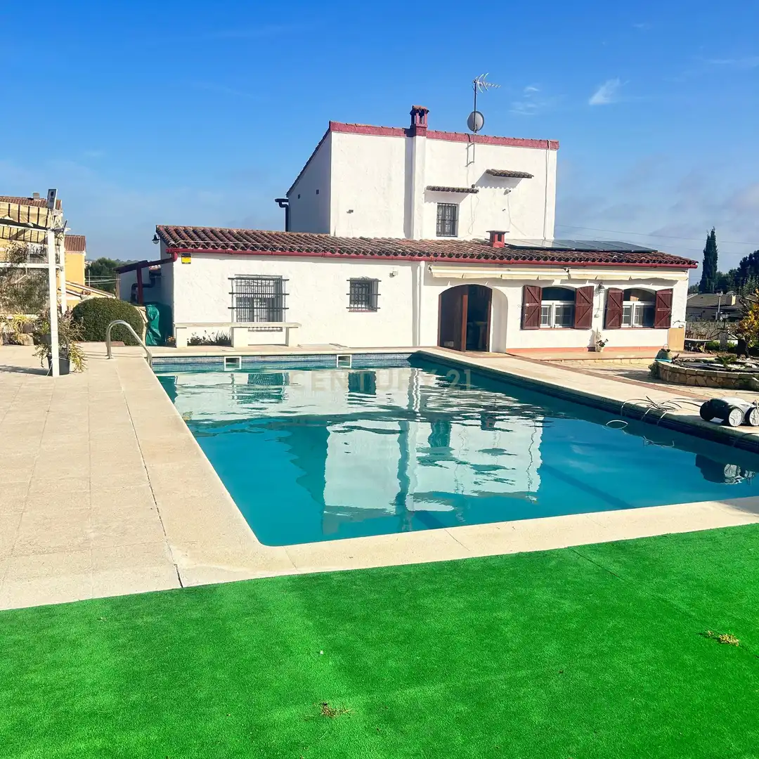 Piscina de Casa o xalet en venda en El Vendrell amb Aire condicionat, Jardí privat i Traster