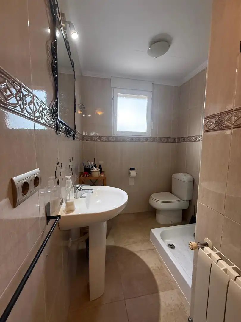 Badezimmer von Einfamilien-Reihenhaus zum Verkauf in L'Alfàs del Pi mit Klimaanlage, Privatgarten und Terrasse